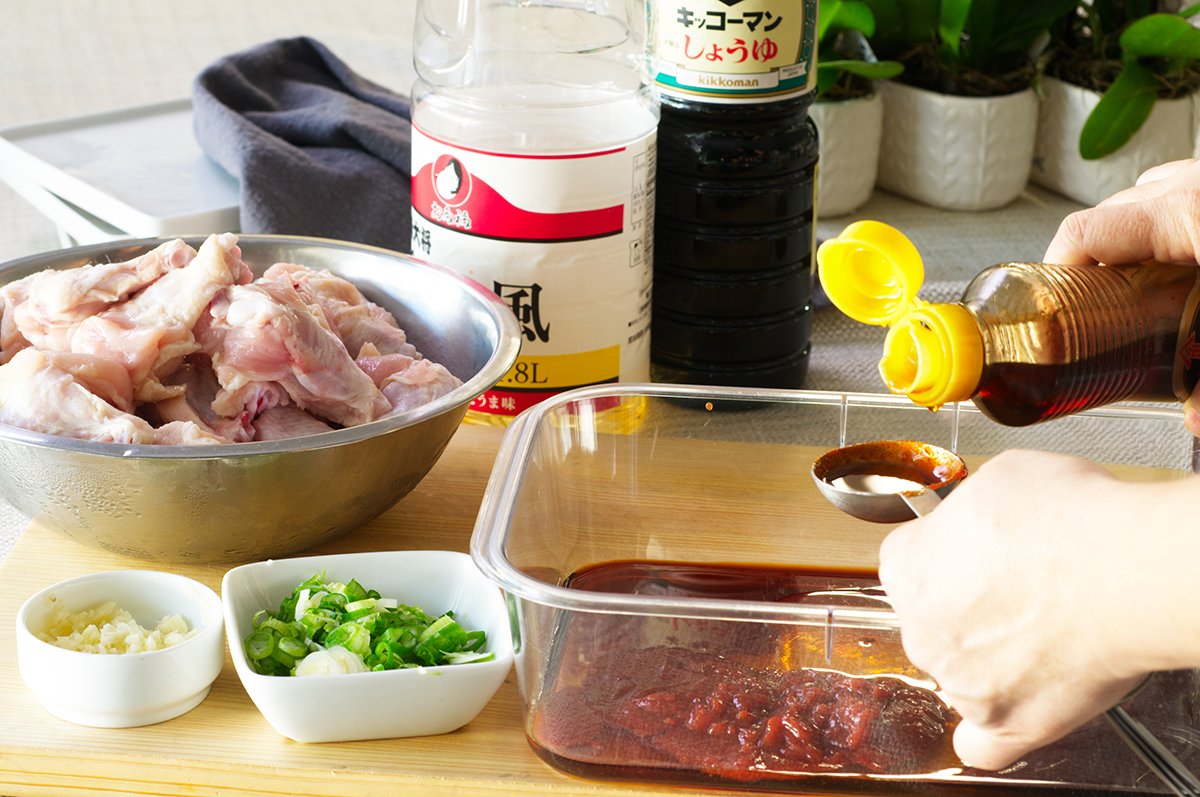 mixing marinade for sriracha honey wings