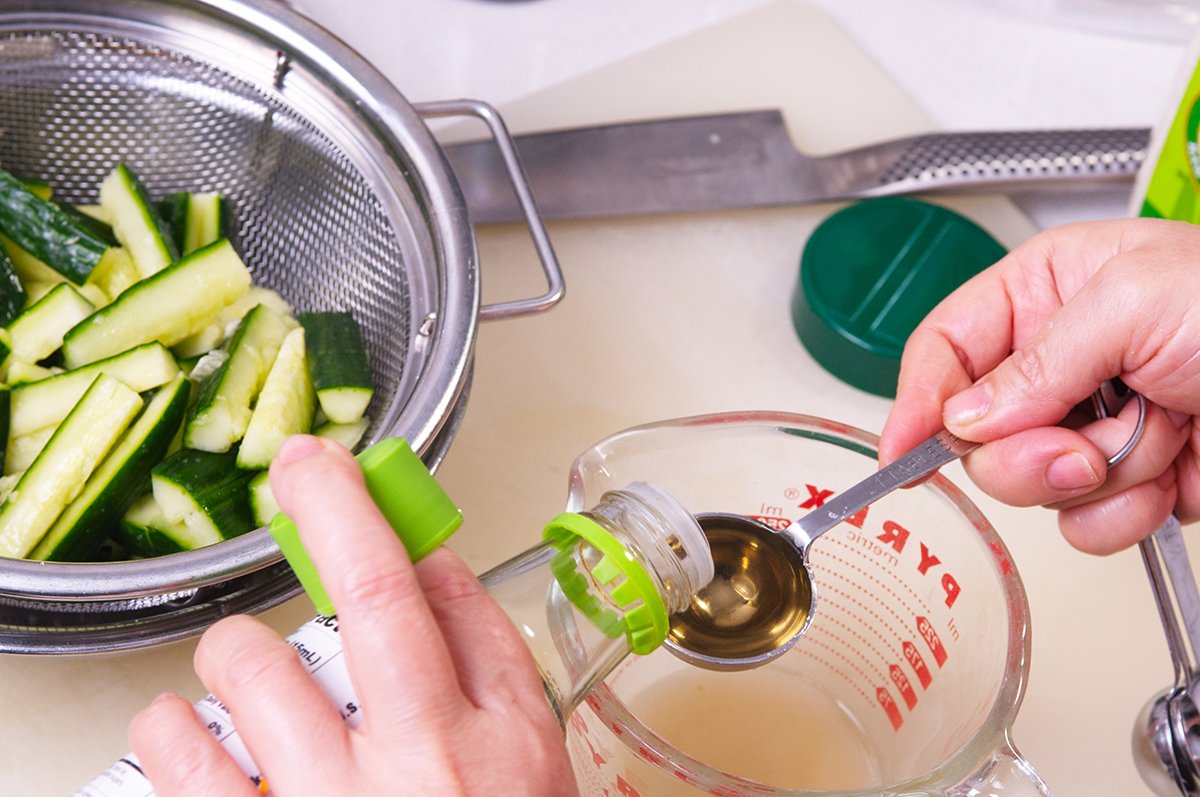 dissolving sugar into rice vinegar
