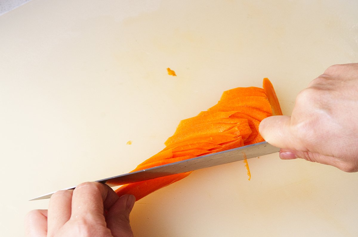 slicing carrot