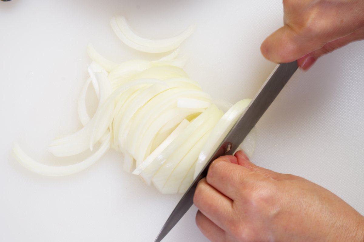 slicing onion