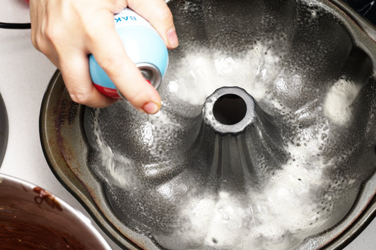 spraying the bundt pan