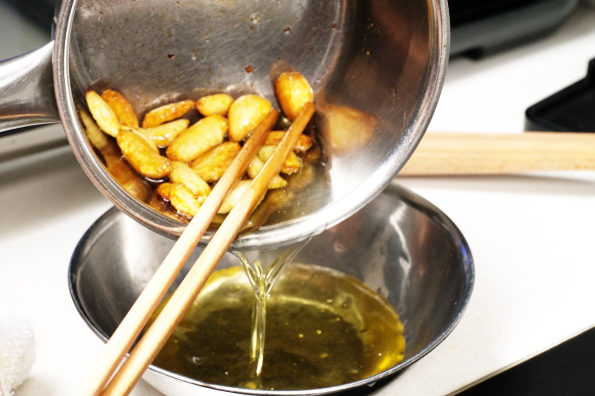 photo draining the oil into a bowl