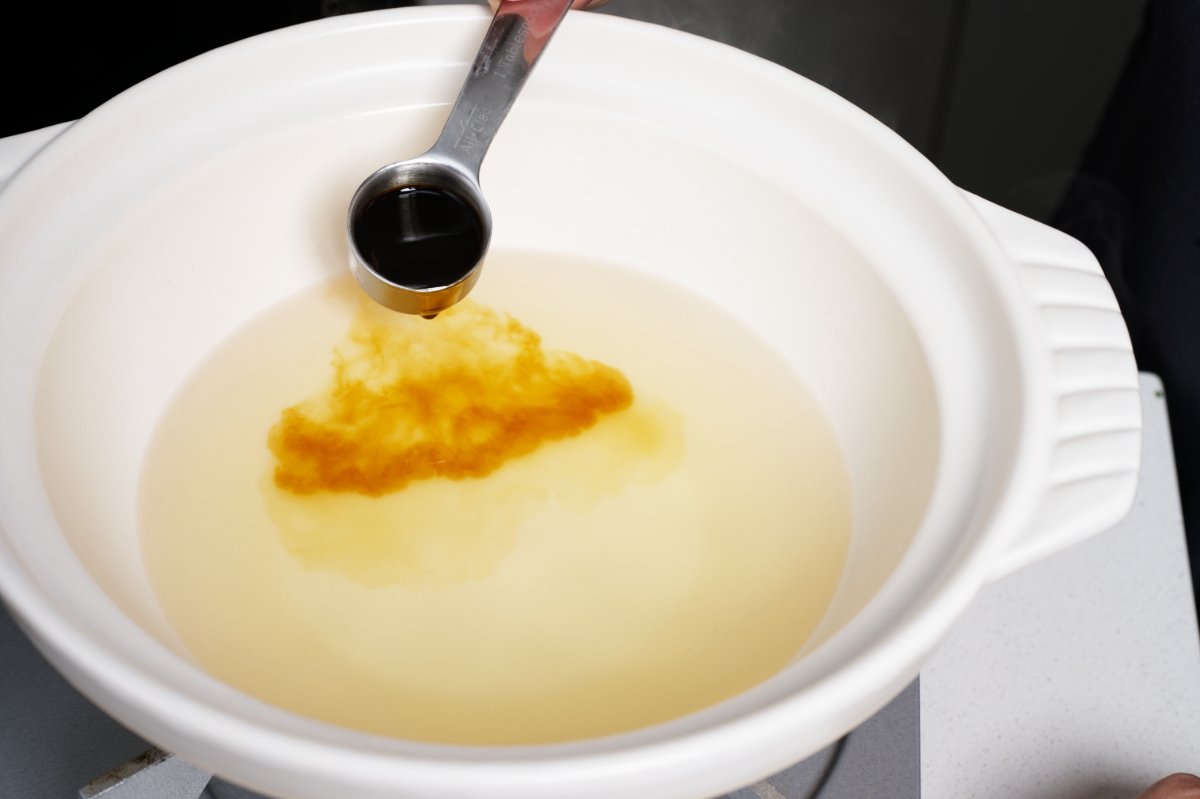 photo adding soy sauce to dashi
