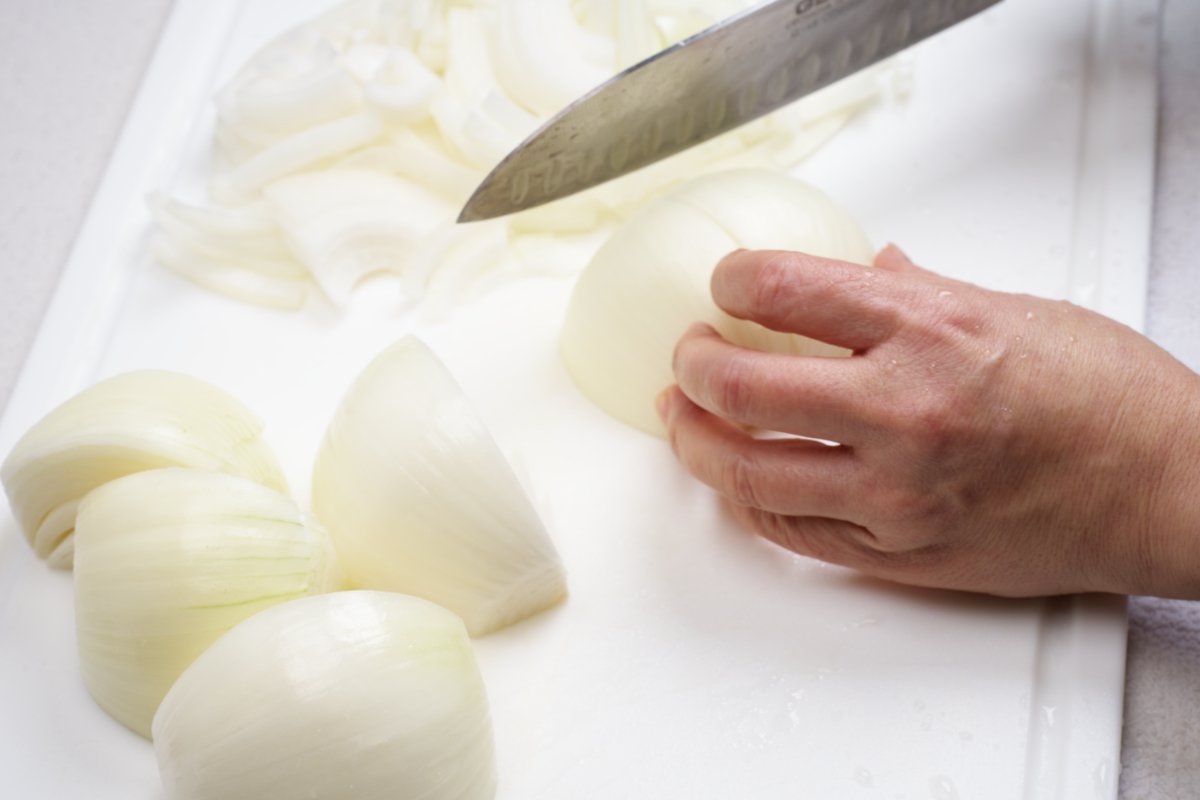 slicing onions