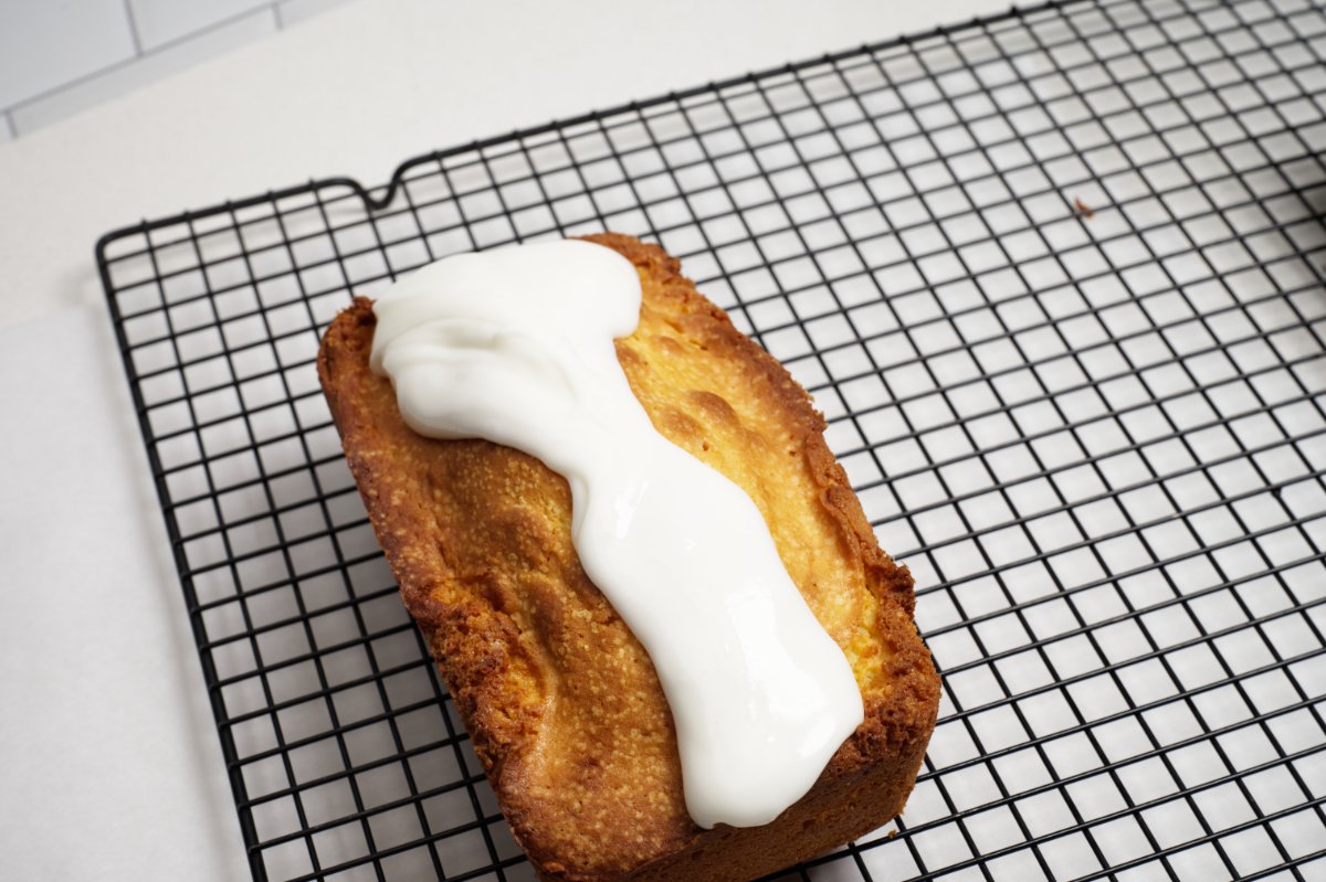 pouring glaze on cake