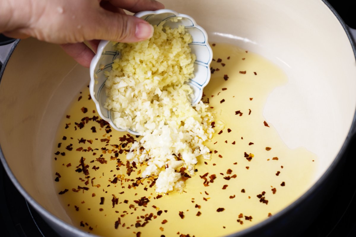 adding aromatics to pan