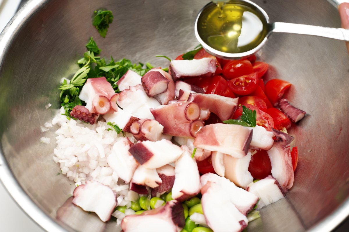adding oil to ceviche