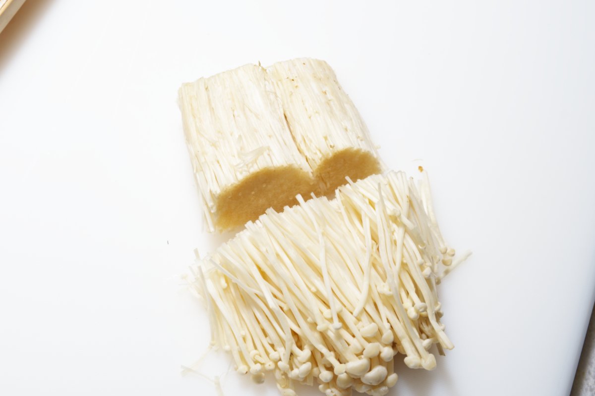 removing bottoms from enoki