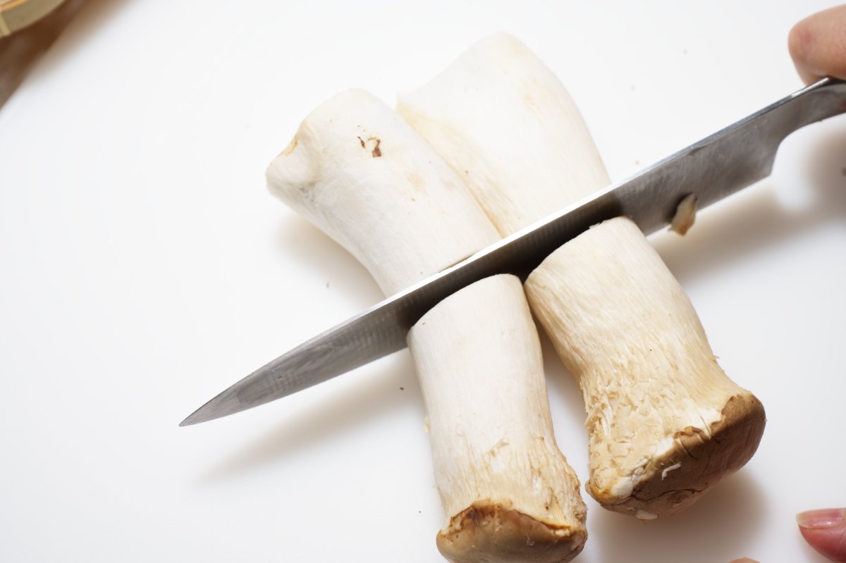 trimming oyster mushrooms