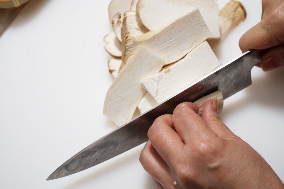slicing king oysters