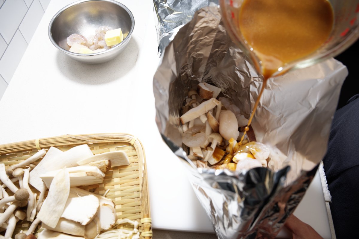 pouring sauce into kinoko foil