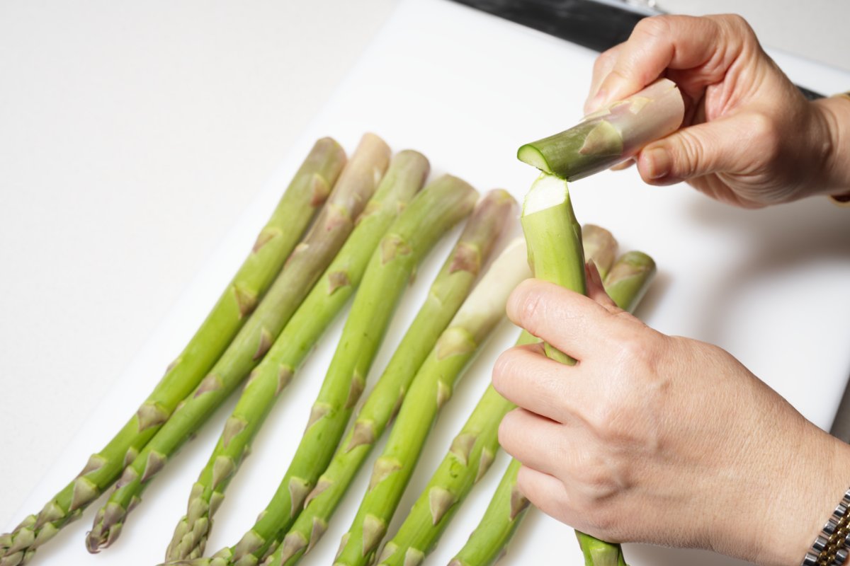 pic of snapping off the woody end of asparagus stalk