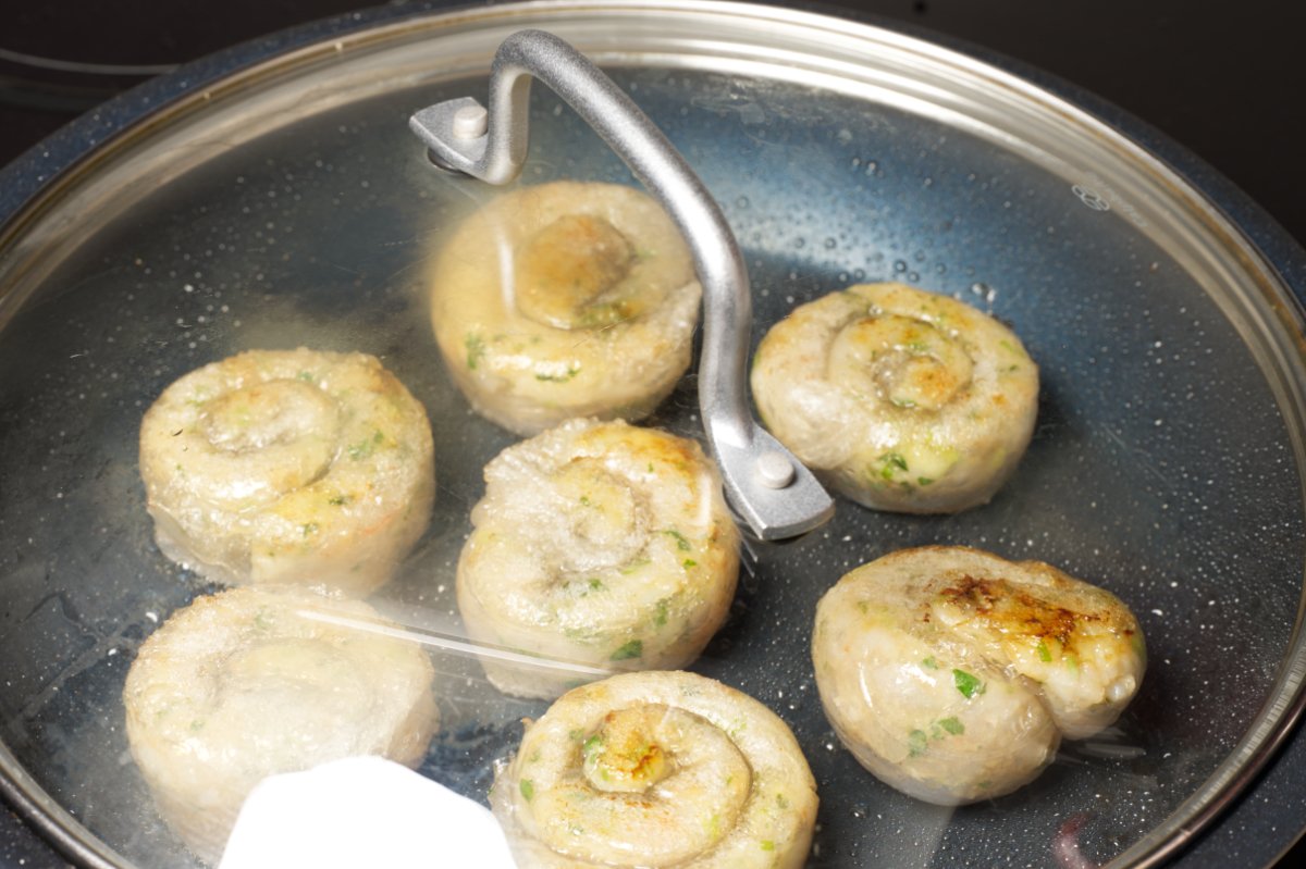 putting lid on pan 