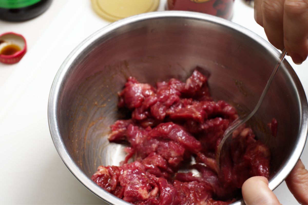 mixing beef in marinade