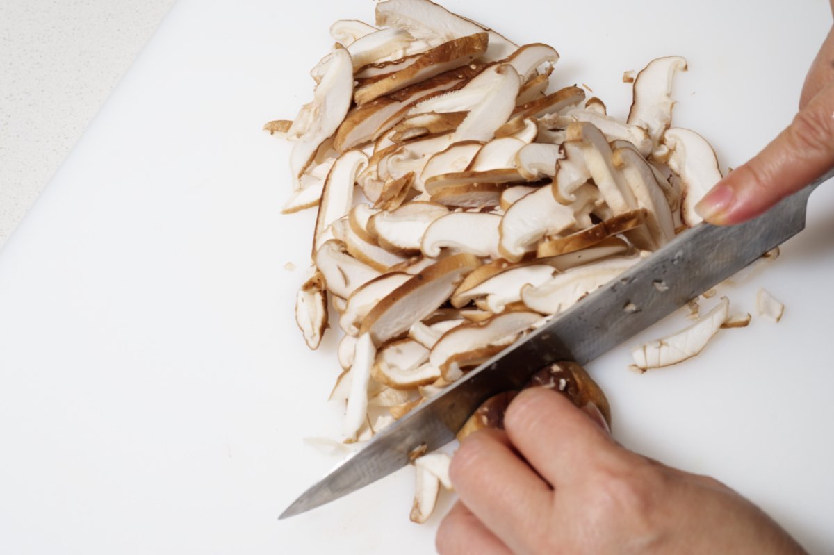 slicing shiitakes