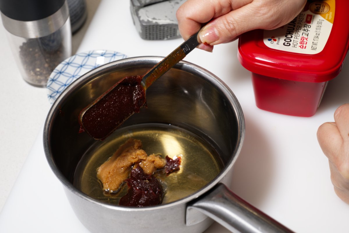 adding gochujang to terrine sauce
