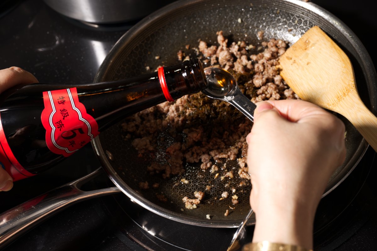 shaoxing wine adding to dan dan pork