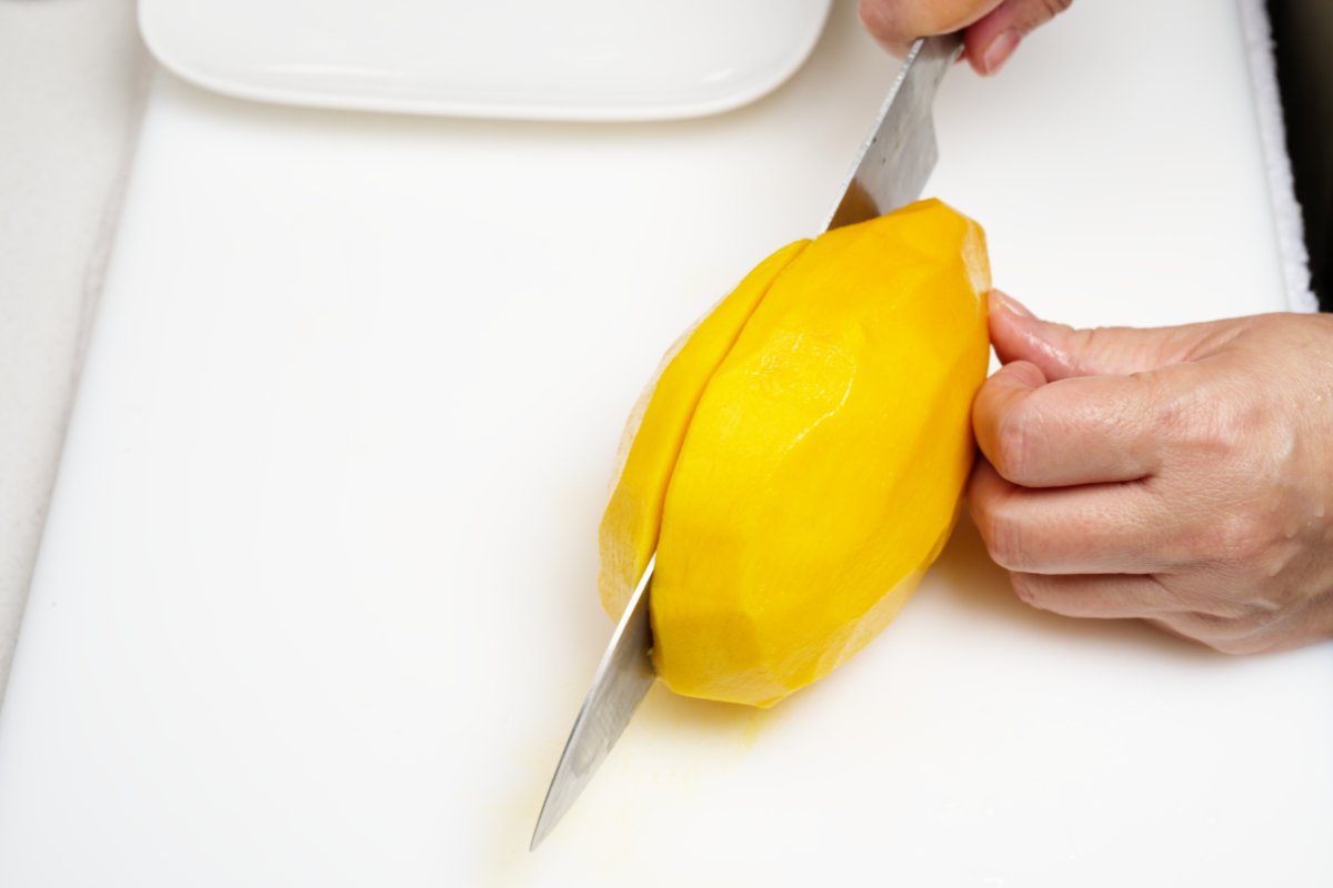 slicing the mango for coconut tapioca