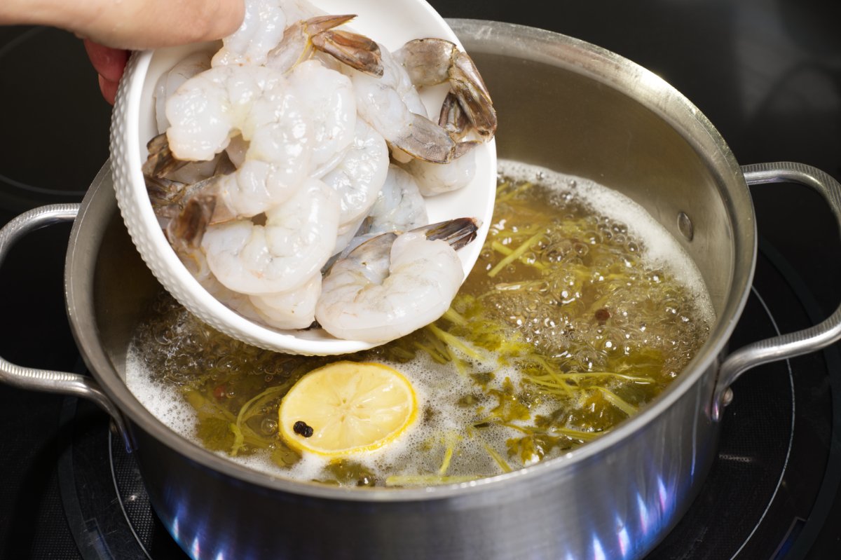 adding shrimp to poaching liquid