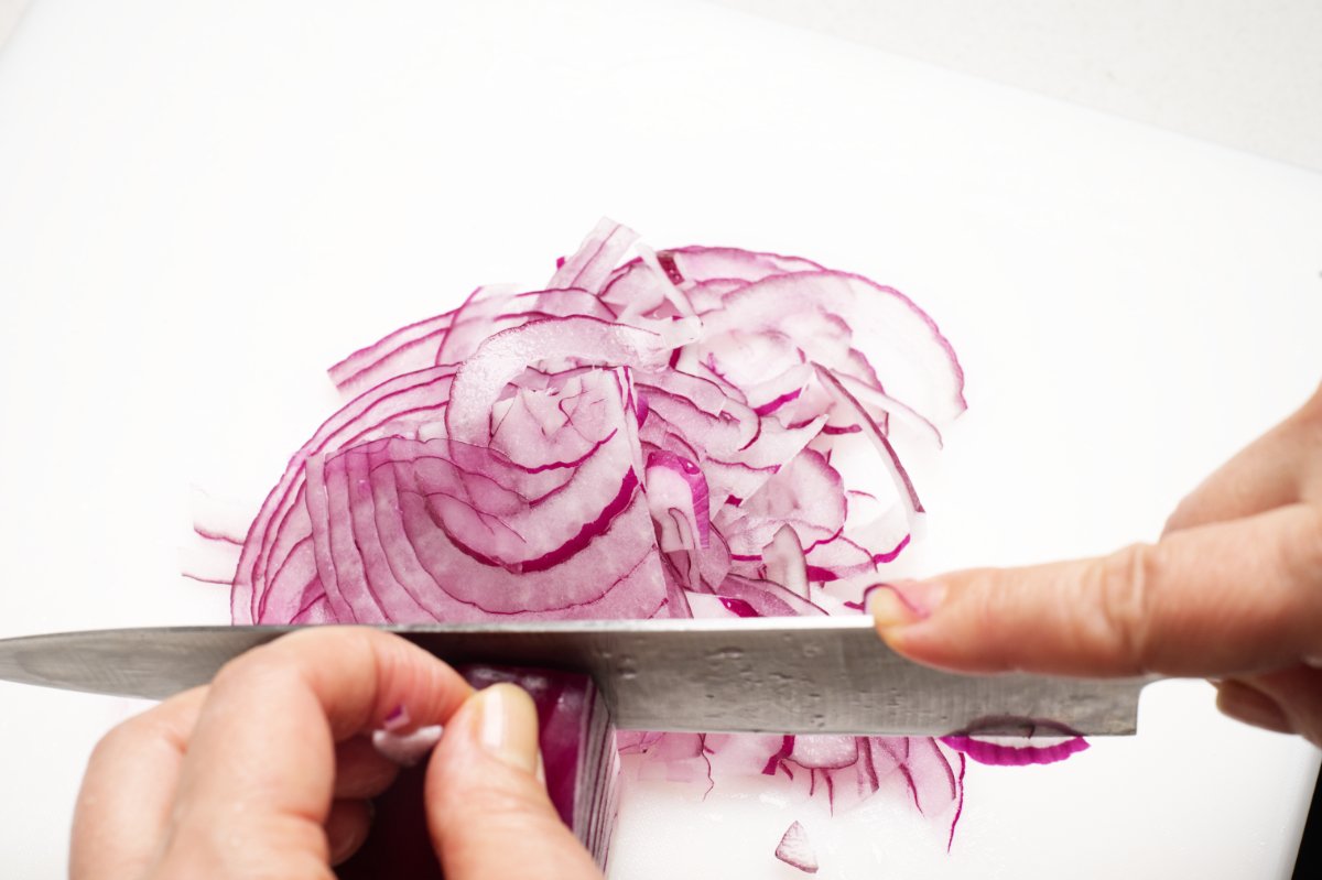 slicing onions
