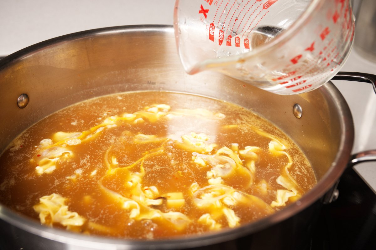 adding vinegar to soup