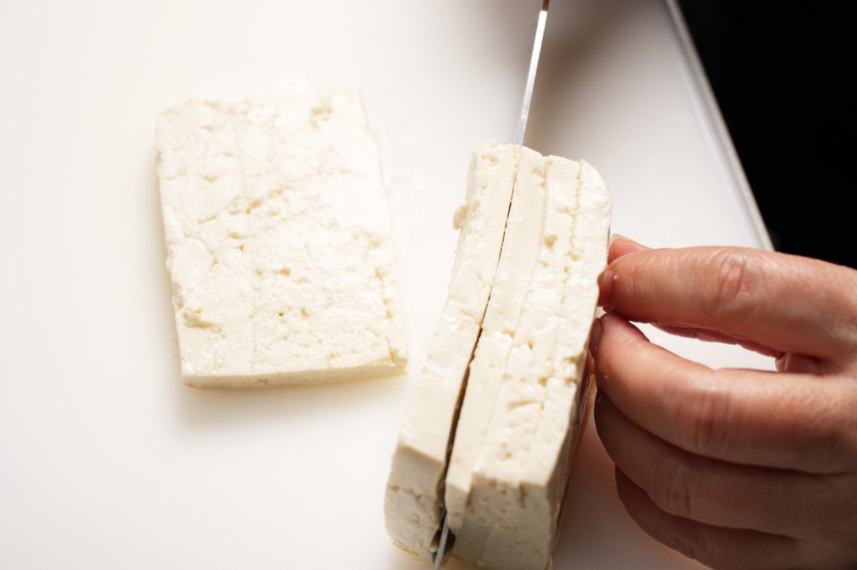 slicing tofu for hot and sour soup