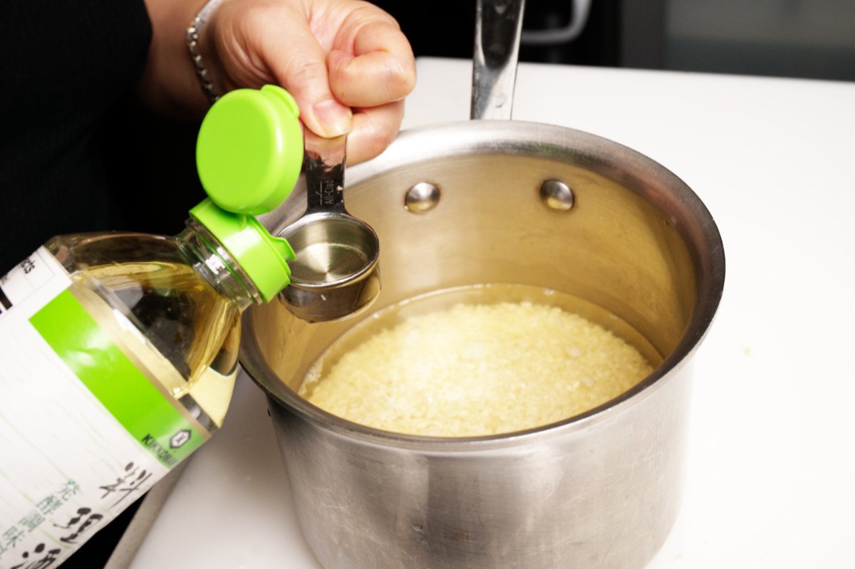 adding rice vinegar to matsutake rice