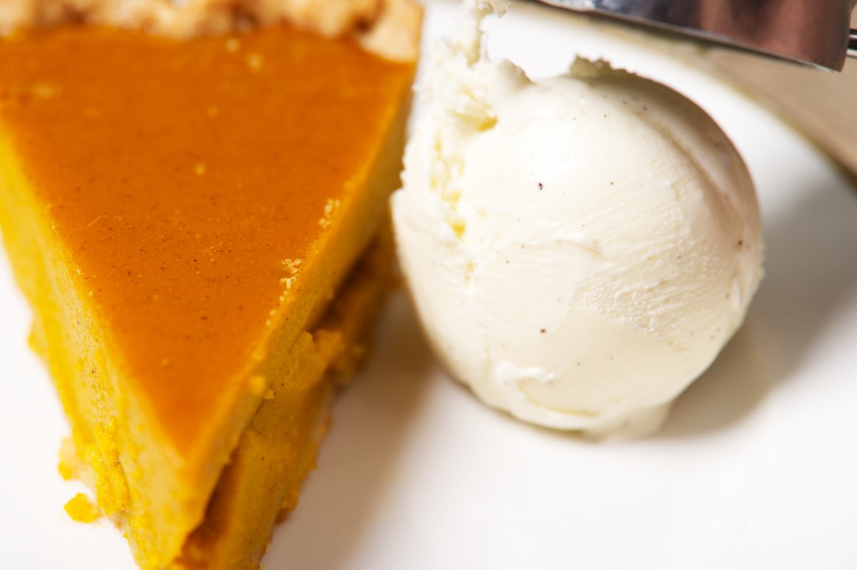 serving kabocha pie with ice cream