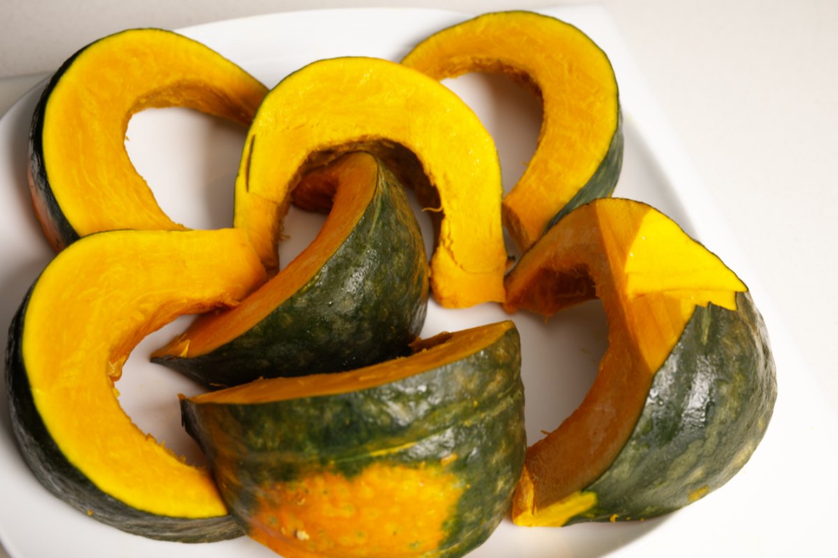 putting squash on microwave safe plate