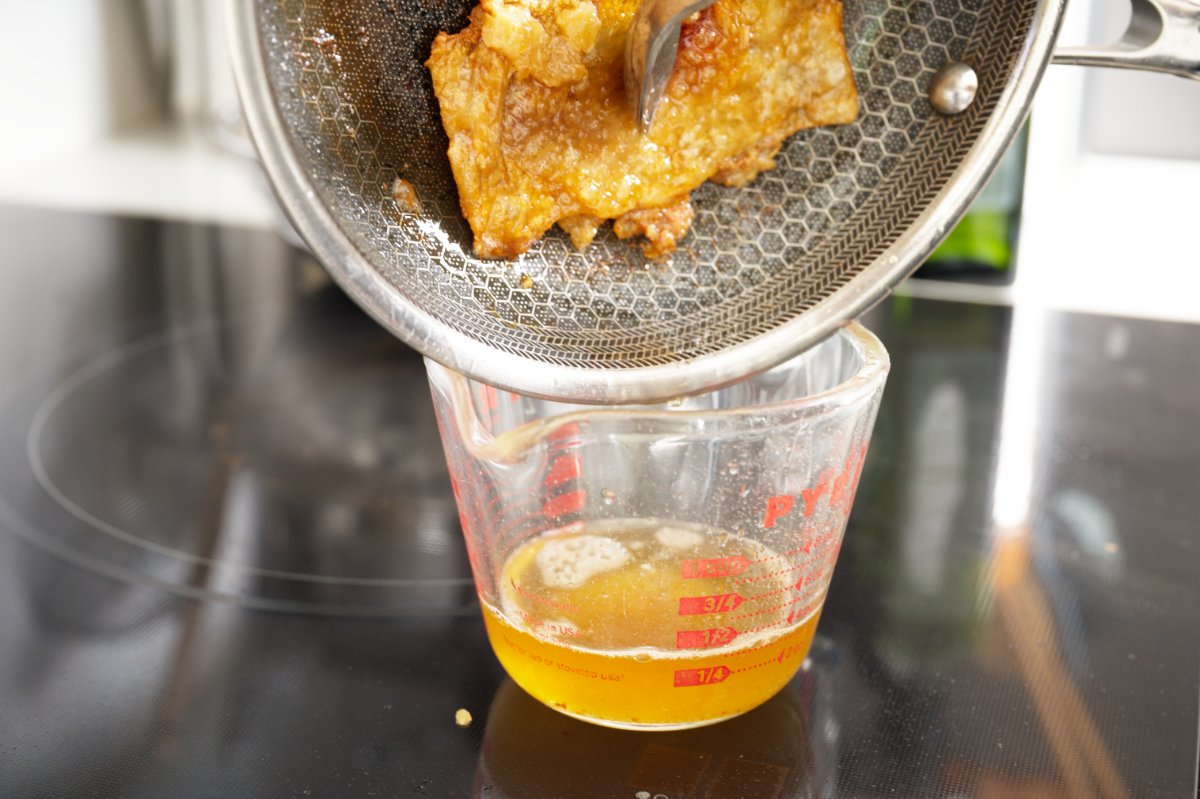 pouring out the rendered fat taiwanese turkey rice