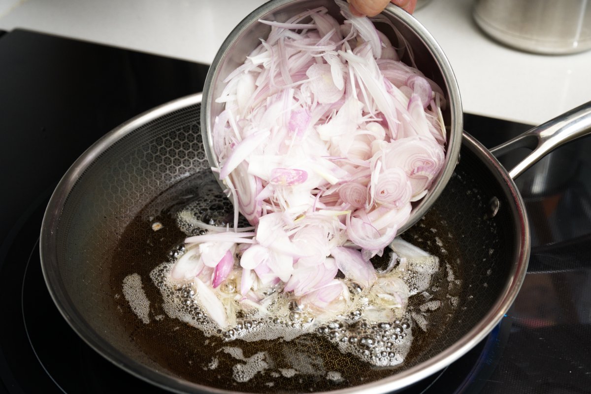 adding shallots and fat to skillet for taiwanese turkey rice