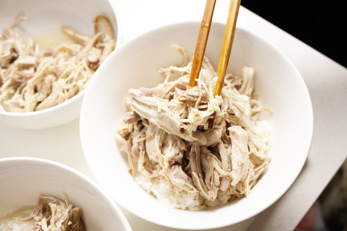 adding turkey on top of taiwanese turkey rice