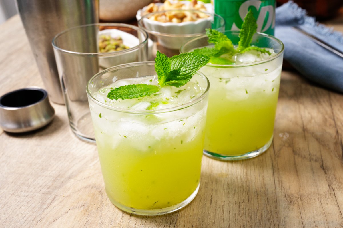 garnishing mojitos with mint