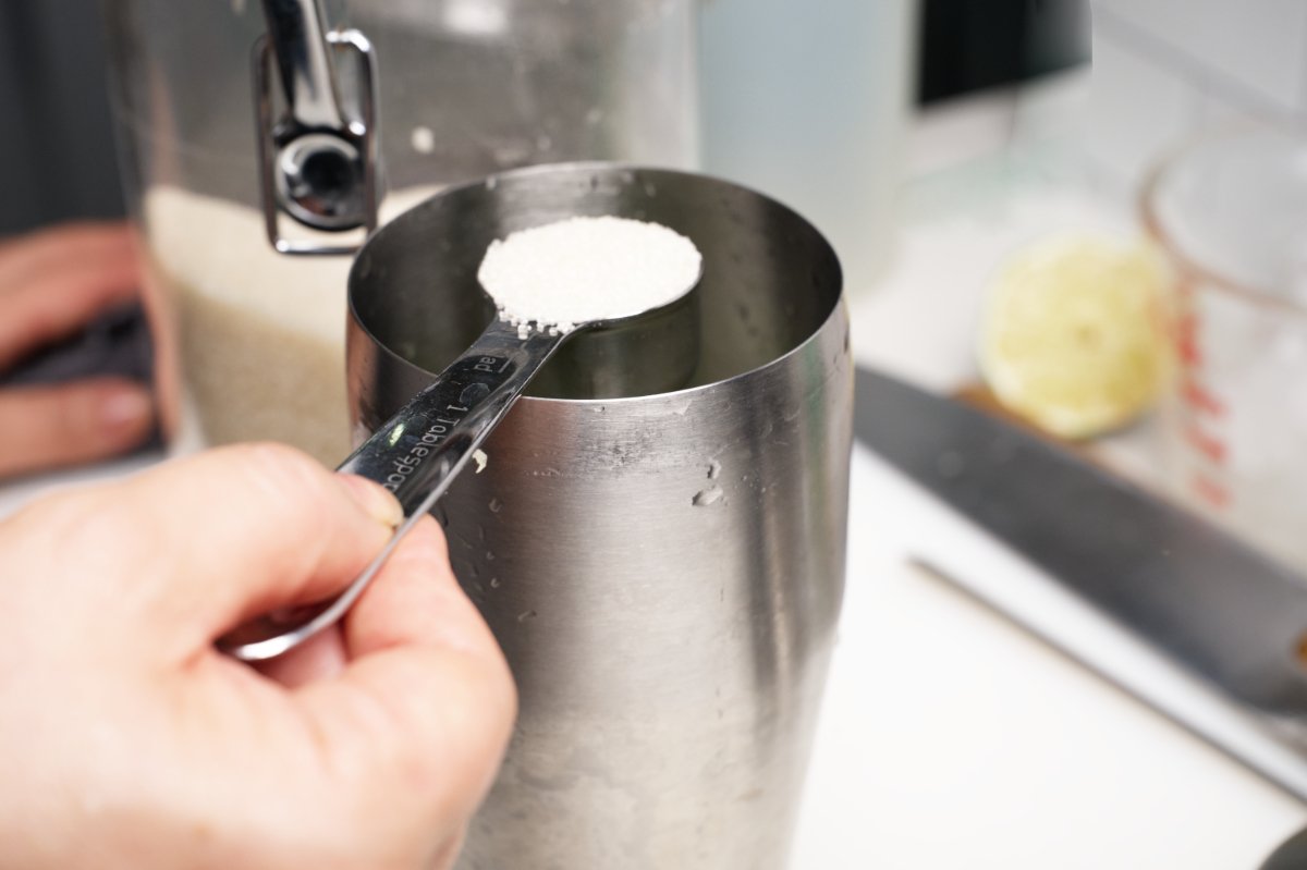 adding sugar to shake for sake mojito