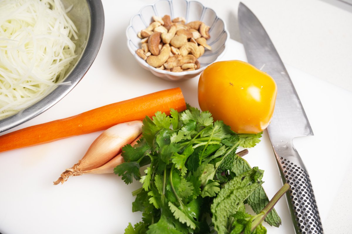 pic of the rest of the veggies for green papaya slaw