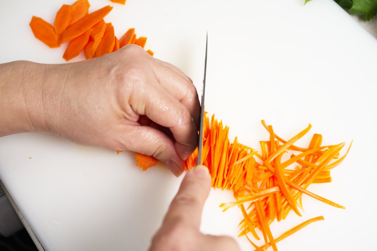slicing carrots