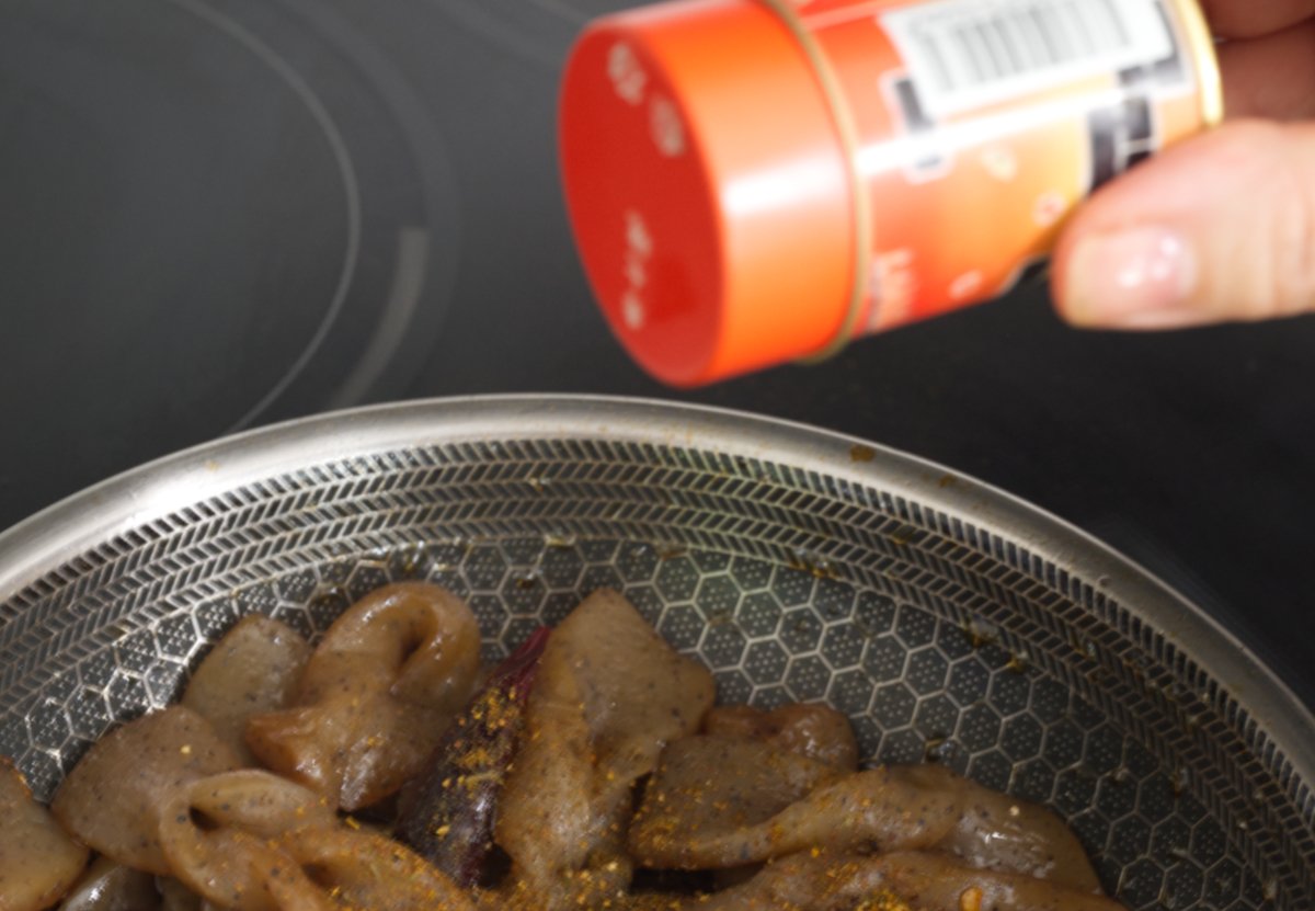 sprinkling shichimi pepper on spicy konnyaku
