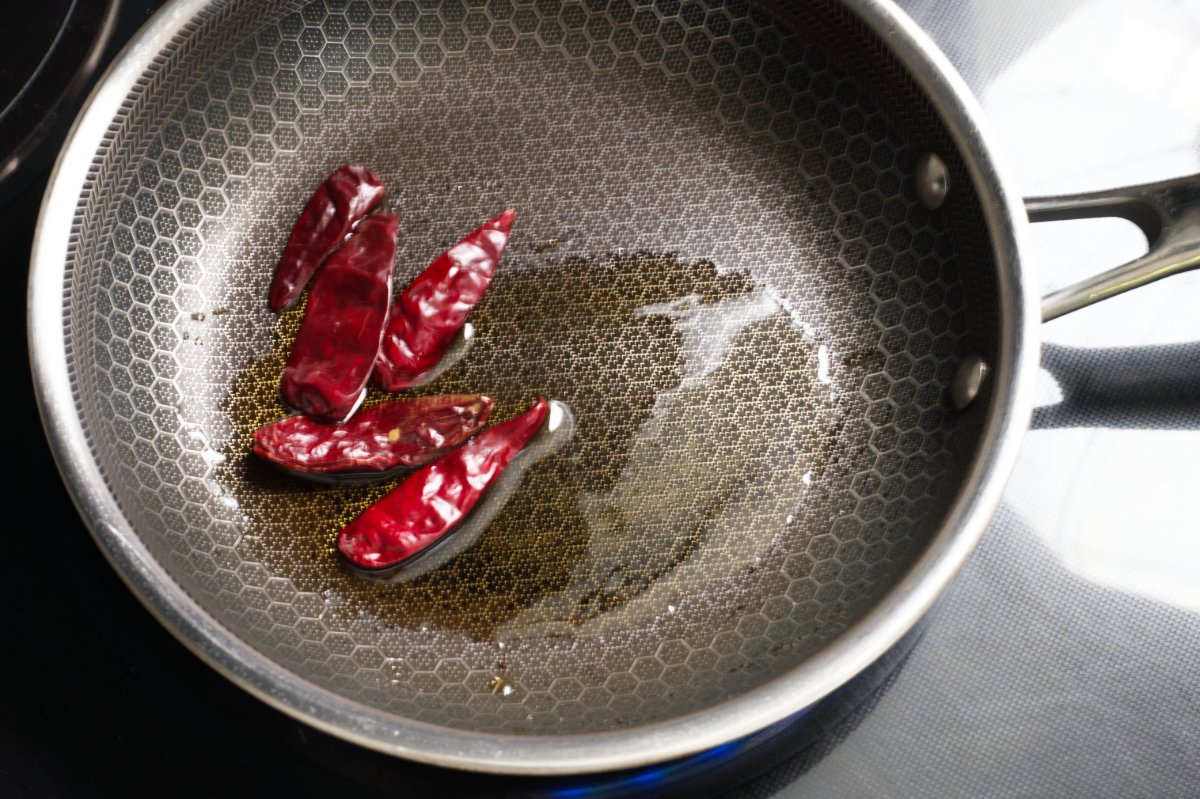 heating oil and chili peppers for spicy konnyaku